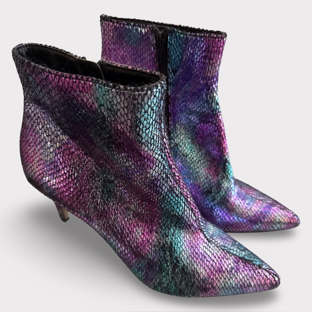 Betsey Johnson Albaa  iridescent snake embossed Ankle Booties Size 9.5
